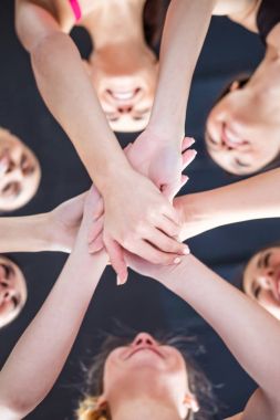 Süper takım çalışması. Arkadaşlar elinde yığını ile çok ırklı grup.