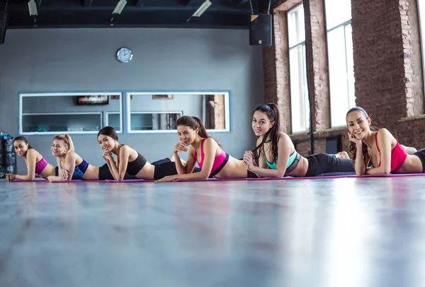 Multiraciale Groep Van Jonge Mooie Gelukkig Vrouwen Sportkleding Lag Carimate — Stockfoto