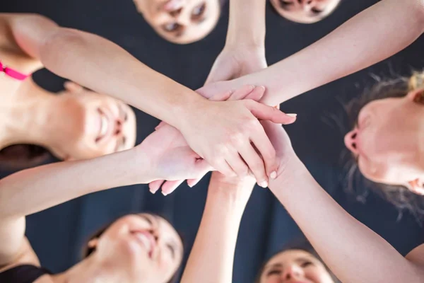 Foto Ravvicinata Giovani Donne Sorridenti Che Mettono Insieme Mani Amici — Foto Stock