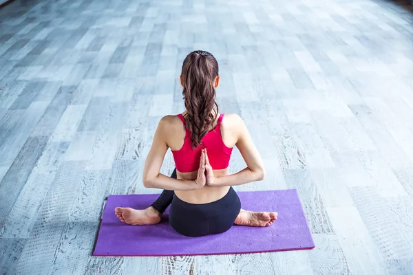 Mooie Lachende Vrouw Doen Yoga Binnenshuis Sportschool — Stockfoto