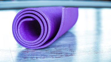 Spor ve spor salonunda yerde yoga mat.