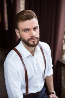 Çok iyi bir ruh hali ile Beyaz tişörtlü adam yakışıklı gülümseyen mutlu portre sakallı.