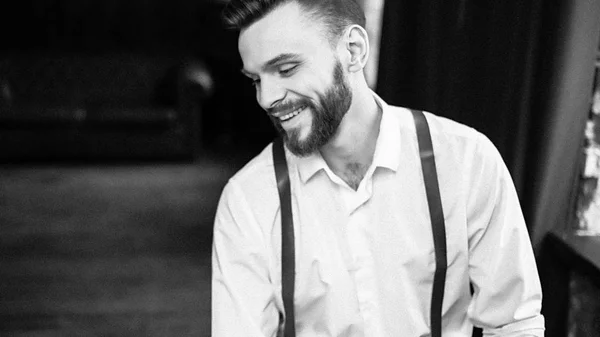 Счастливый Портрет Улыбающегося Красивого Бородатого Мужчину Белой Рубашке Хорошим Настроением — стоковое фото