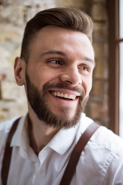 Ευτυχισμένος Πορτρέτο Του Χαμογελώντας Όμορφος Γενειοφόρος Άνθρωπος Στη Λευκή Μπλούζα — Φωτογραφία Αρχείου