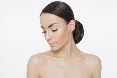 Cilt bakım kavramı. Güzellik ve spa vücut ve yüz için. Güzel gülümseyen ihale genç kadın ile taze temiz cilt üzerinde beyaz backgroung. Kadın sağlık hayat