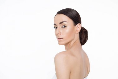 Cilt bakım kavramı. Güzellik ve spa vücut ve yüz için. Güzel gülümseyen ihale genç kadın ile taze temiz cilt üzerinde beyaz backgroung. Kadın sağlık hayat