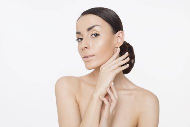 Portre, güzel genç kadın temiz taze cilt ile kapatın. Yüz bakımı. Yüz tedavi. Kozmetik kavramı. Güzellik ve spa