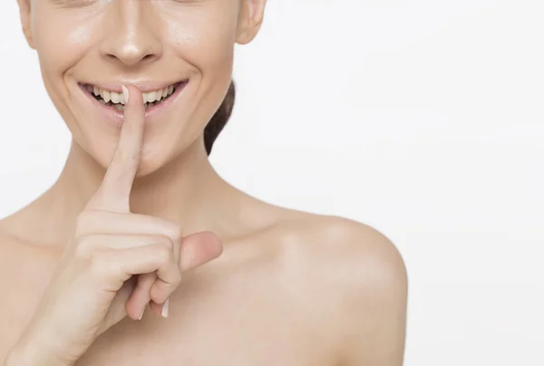 Cerca Foto Una Hermosa Cara Femenina Sonriente Con Piel Limpia — Foto de Stock