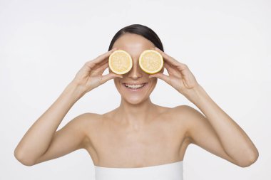 Genç güzel gülümseyen kadın halfs eller üzerinde beyaz izole limon ile