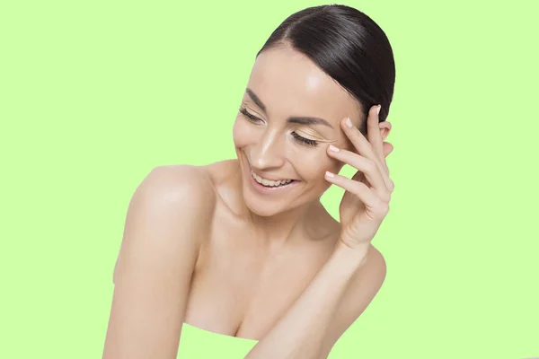 Hermosa Joven Sonriente Con Piel Limpia Fresca Belleza Spa Cosmetología — Foto de Stock