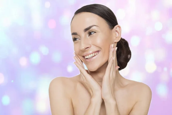 Hermosa Joven Sonriente Con Piel Limpia Fresca Belleza Spa Cosmetología — Foto de Stock