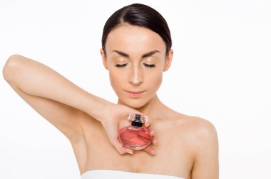 Arka plan üzerinde poz parfüm olan güzel kadın. Güzellik ve spa. Yüz ve vücut bakımı. Kadın sağlığı. Kozmetik.