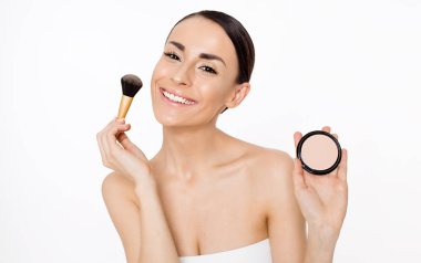 Arka plan üzerinde poz toz fırçası ile güzel genç kadın. Güzellik ve spa. Yüz ve vücut bakımı. Kadın sağlığı. Kozmetik.