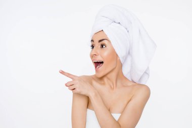 Güzellik ve spa. Su tedavileri. Duş sonra başında bir havlu ile gülümseyen güzel kadın. Kozmetik. Kadın sağlığı