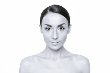 Taze ve temiz bir cilt ile güzel bir genç gülümseyen kadın portresi. Cilt Bakımı. Kozmetik. Kadın sağlığı