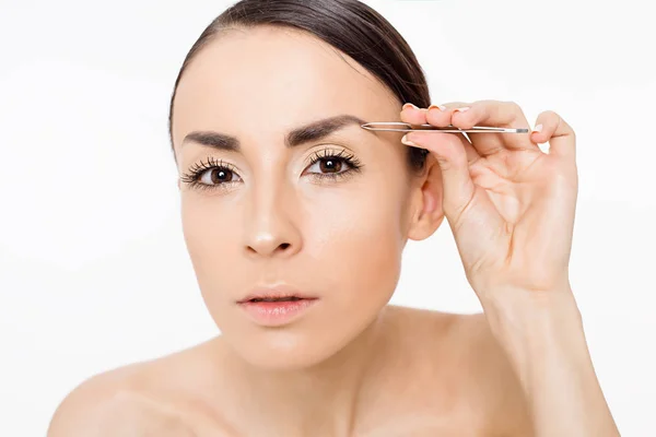 Forma Las Cejas Una Hermosa Mujer Con Pinzas Mano Saca — Foto de Stock