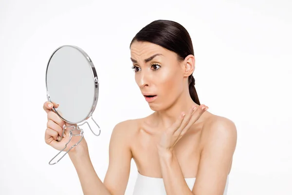 Vacker Ung Kvinna Med Ren Hud Och Spegeln Poserar Bakgrunden — Stockfoto