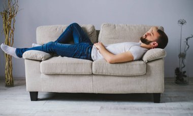 adam kanepede biraz var 