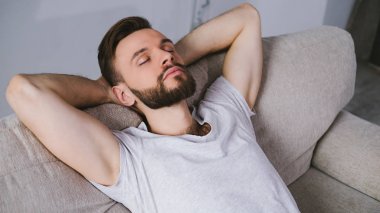 adam kanepede biraz var 