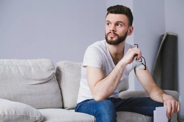 belgeler, kağıtları ile genç adam 