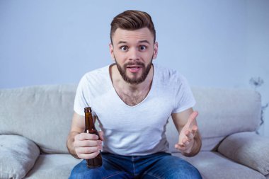 adam futbol izlerken bira şişe 