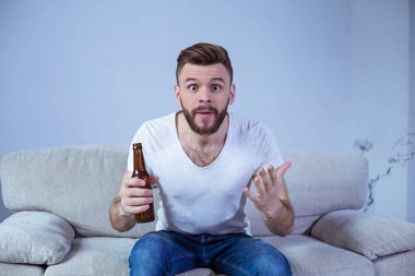 adam futbol izlerken bira şişe 