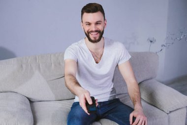 Uzaktan kumanda kullanan adam 