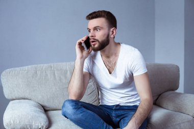 evde akıllı telefon kullanan adam 