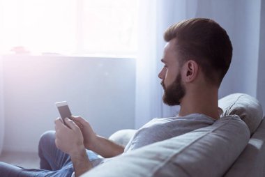 evde akıllı telefon kullanan adam 