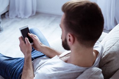 evde akıllı telefon kullanan adam 