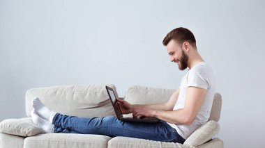 Adam serbest meslek dizüstü evde kullanma 