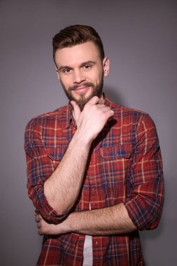 gri karşı genç yakışıklı adam portresi 