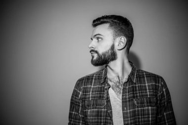 Siyah ve beyaz fotoğraf genç yakışıklı adamın 