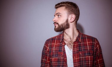 yakışıklı delikanlı kırmızı kareli gömlek giyen Studio'da poz 