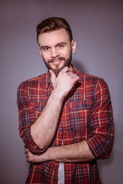 yakışıklı delikanlı kırmızı kareli gömlek giyen Studio'da poz 