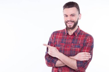 yakışıklı delikanlı kırmızı kareli gömlek giyen Studio'da poz 