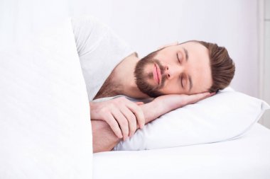 yatakta bir dinlenme var genç adam 