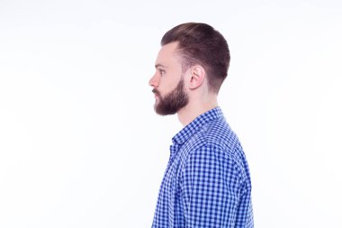 yakışıklı delikanlı mavi gömlek giymiş beyaz karşı poz 