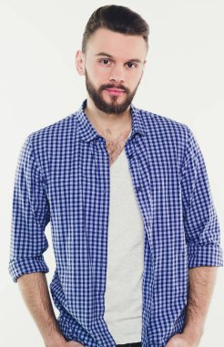 yakışıklı delikanlı mavi gömlek giymiş beyaz karşı poz 