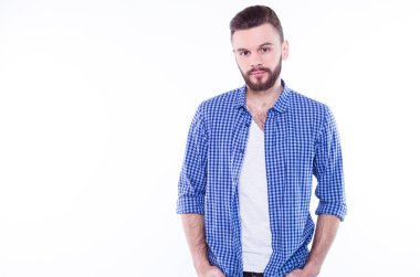 yakışıklı delikanlı mavi gömlek giymiş beyaz karşı poz 