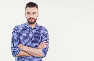 yakışıklı delikanlı mavi gömlek giymiş beyaz karşı poz 