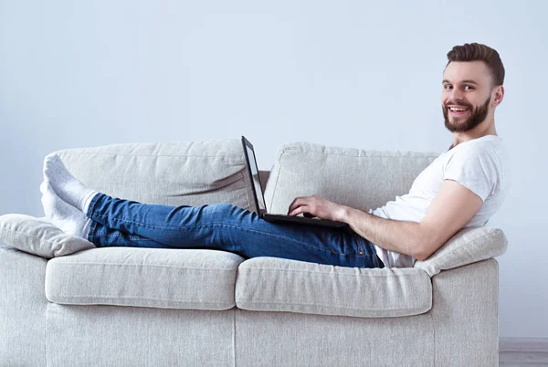 Man Freelancer Met Behulp Van Laptop Thuis — Stockfoto