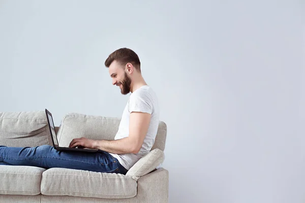 Uomo Libero Professionista Utilizzando Computer Portatile Casa — Foto Stock