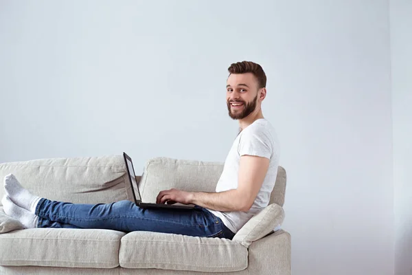 Man Freelancer Using Laptop Home — Stock Photo, Image