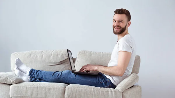 Man Freelancer Met Behulp Van Laptop Thuis — Stockfoto