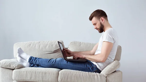 Man Freelancer Using Laptop Home — Stock Photo, Image