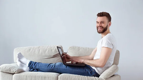 Man Freelancer Met Behulp Van Laptop Thuis — Stockfoto