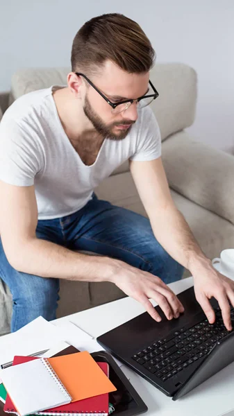 Man Freelancer Met Behulp Van Laptop Thuis — Stockfoto