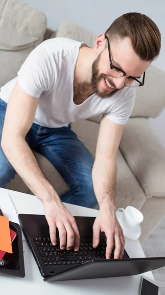 Man Freelancer Met Behulp Van Laptop Thuis — Stockfoto