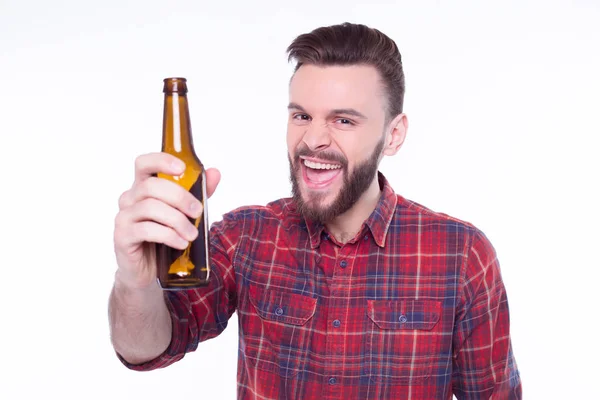 ビールを飲む若いハンサムな男 — ストック写真
